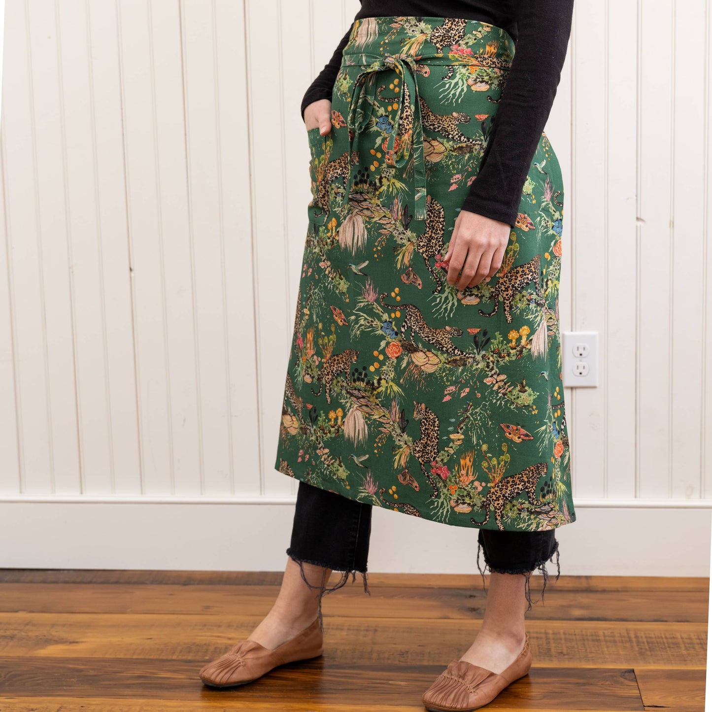 Cafe Apron- Felidae Tree