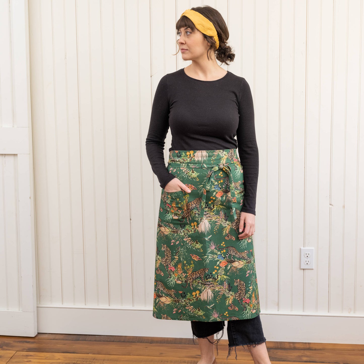 Cafe Apron- Felidae Tree